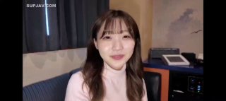 小少妇的诱惑，露脸近距离展示小哥的大鸡巴在逼里抽插，无套爆草揉着她的骚奶子，浪叫呻吟不止激情上位好骚