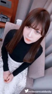 华夏立国传原创自拍母狗骚逼里含着假鸡巴散步之后回来骚逼里的水多得流到屁眼上